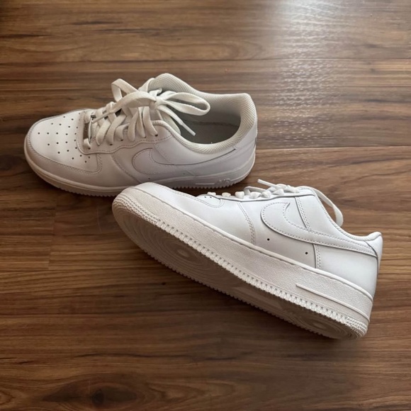 Nike White Sneakers - Picture 1 of 1